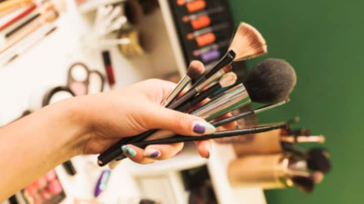 কিন্তু এই মেকআপ-এর ইতিহাস জানেন কি? সাধারণ মানুষ অবাক হলেও, মেকআপ-এর ইতিহাস কিন্তু যথেষ্ট চমকপ্রদ। সেই ইতিহাস সমসাময়িক সমাজব্যবস্থাকেও বুঝতে সাহায্য় করে।