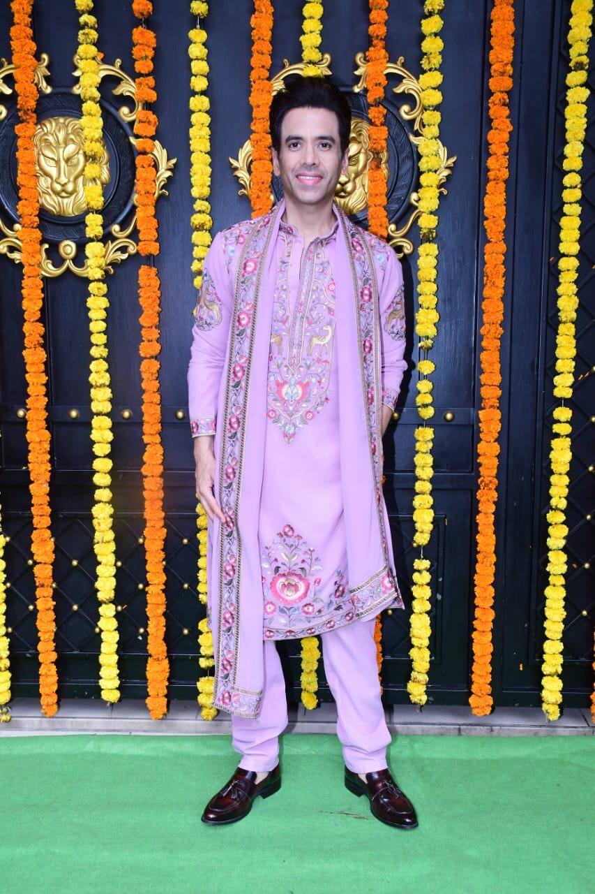Actor Tusshar Kapoor also appeared in an ethnic look during this period. He wore a purple color kurta and matching pajama.