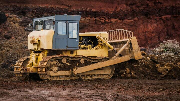 यूरेनियम की रेडियोधर्मिता इसे खतरनाक बनाती है. अगर इसका सही तरीके से इस्तेमाल न हो तो यह रेडिएशन फैलाता है, जो इंसानों, जानवरों और पर्यावरण के लिए हानिकारक है.