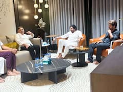 Pawan Kalyan: అల్లు అర్జున్‌ను ఓదార్చిన పవన్ కల్యాణ్ - అల్లు ఫ్యామిలీకి పరామర్శ