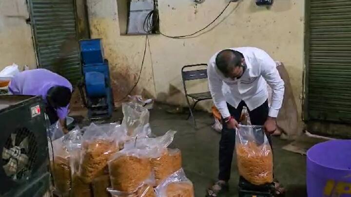 लातूरमधून तब्बल 20 हजार भाकरी आणि 200 किलो शेंगा चटणी मुंबईकडे रवाना करण्यात आली असून, या माध्यमातून लातूरकरांनी आंदोलकांना पाठिंबा दिला आहे.