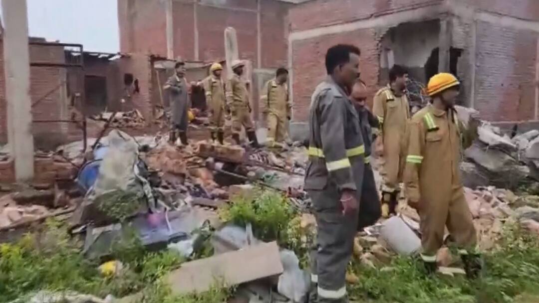 लखनऊ की पटाखा फैक्ट्री में विस्फोट, 2 लोगों की मौत और कई घायल Lucknow firecracker factory Explosion 2 people died and many injured लखनऊ की पटाखा फैक्ट्री में विस्फोट, 2 लोगों की मौत और कई घायल
