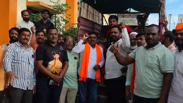 निलंगा तालुक्यातील महिला, शेतकरी आणि सर्वधर्मीय नागरिकांनी उत्स्फूर्तपणे पुढाकार घेत आंदोलकांसाठी भाकरी, चटणी, धपाटी, दसमी, लोणची, बिस्किटांचे पुडे, औषधे अशा विविध वस्तू तयार करून पाठविल्या.