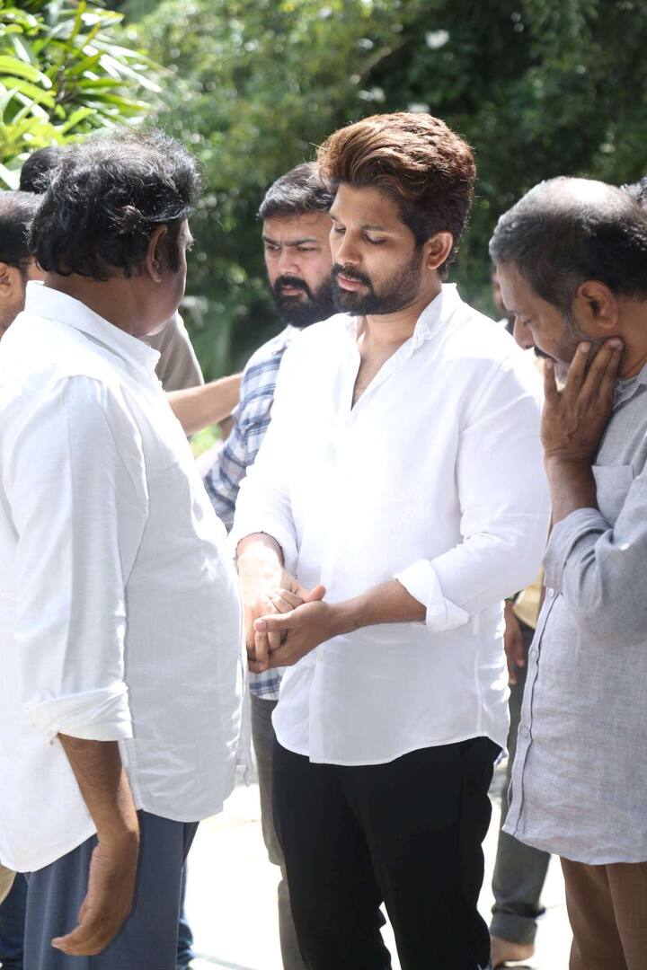 అల్లు కనకరత్నమ్మ మృతి పట్ల ప్రగాఢ సానుభూతి తెలియజేశారు. విశాఖలో మీటింగ్ ముగించుకుని హైదరాబాద్‌లో అల్లు నివాసానికి చేరుకున్న పవన్ వారిని పరామర్శించారు.