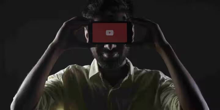 लेकिन इन सभी तरीकों से पैसे कमाने के लिए सबसे ज़रूरी है लगातार गुणवत्तापूर्ण कंटेंट उपलब्ध कराना। आपके वीडियो जितने दिलचस्प और उपयोगी होंगे, दर्शक उतना ही ज़्यादा आपके चैनल से जुड़े रहेंगे। थंबनेल और शीर्षक भी आकर्षक होने चाहिए ताकि लोग वीडियो पर क्लिक करके उसे देखें। साथ ही, नियमित रूप से अपलोड करना और उचित टैग व विवरण जोड़ना भी YouTube एल्गोरिथम के लिए बहुत ज़रूरी है।