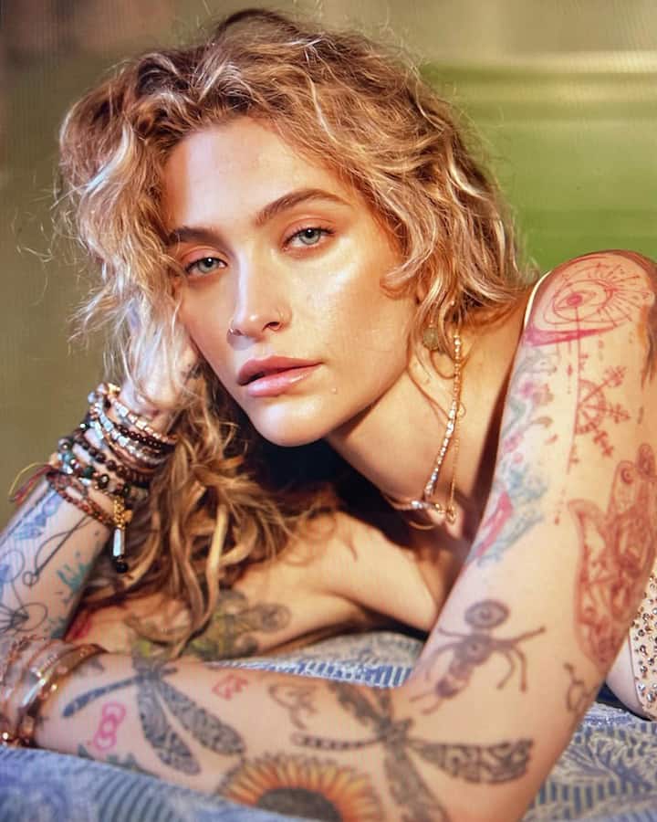 Michael Jackson daughter Paris Jackson : अमेरिकन गायक आणि डान्सर  Michael Jackson याची मुलगी देखील सिनेक्षेत्रात नाव गाजवताना पाहायला मिळत आहे. ती सोशल मीडियावर देखील सक्रिय असते. इन्स्टाग्रामवर तिने बोल्ड फोटो देखील शेअर केले आहेत. तिच्या संपूर्ण शरीरावर तिने टॅटू काढले आहेत. एका शोमध्ये पारदर्शक ड्रेस घालून आल्याने ती चर्चेत होती.