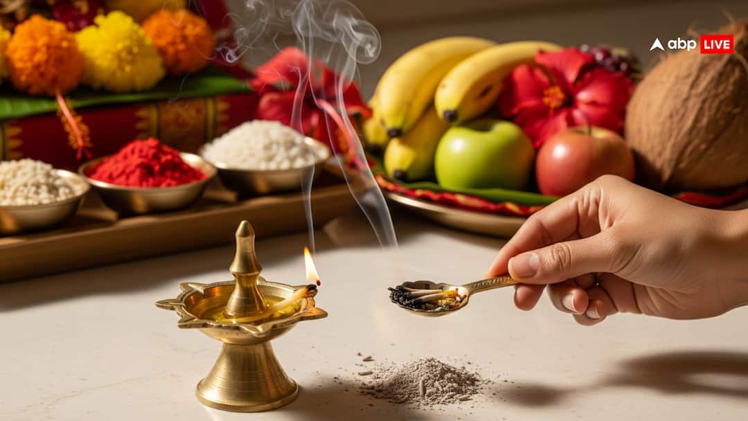 miracle of puja ashes 5 surefire remedies that change your luck पूजा के बाद बची राख को फेंकें नहीं, ये उपाय बदल सकते हैं आपकी किस्मत!