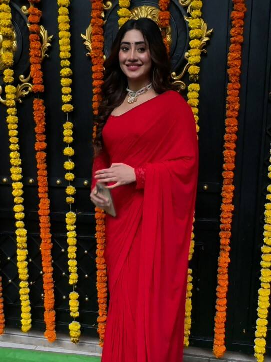 TV actress Shivangi Joshi arrived in Lal saree as Apsara. He also gave many poses to paps.