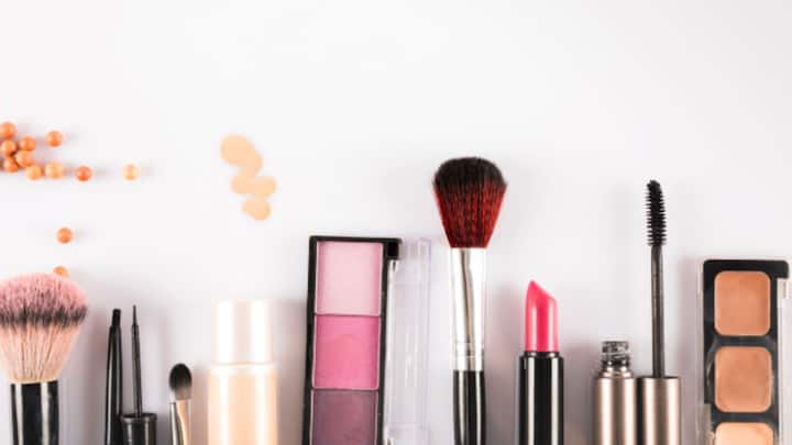 তবে ১৯২০ সালের মাঝামাঝি সময় থেকেই মেকআপ-এর সার্বিক ব্যবহার শুরু হয়। লাল লিপস্টিক, গাঢ় আই-লাইনার ব্যবহারের হিড়িক দেখা যায় সেই সময়। প্রসাধনীর বাজারও ফুলেফেঁপে উঠতে শুরু করে। বর্তমানে মেকআপ আর বিলাসিতা নয়, নিত্যপ্রয়োজনীয় জিনিস হয়ে উঠেছে।