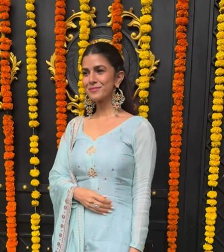Actress Nimrat Kaur was also spotted at Ekta Kapoor's house. He wore a sharara suit of the light shed.