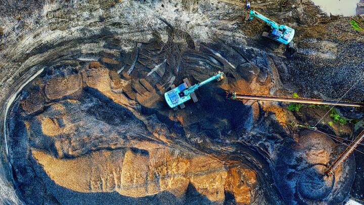 भारत में, यूरेनियम की माइनिंग मुख्य रूप से झारखंड के जादूगोड़ा और आंध्र प्रदेश के तुम्मलापल्ले में होती है. यहां सख्त नियमों के तहत काम होता है, ताकि पर्यावरण और स्थानीय लोगों को नुकसान न हो.