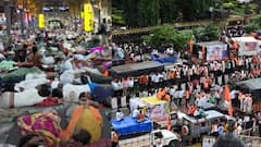 मराठा आंदोलकांचे तिसऱ्या दिवशीही हाल, सीएसएमटी स्थानकावर रात्र काढण्याची वेळ; मुंबईत येणाऱ्या आंदोलकांच्या वाहनांचीही अडवणूक