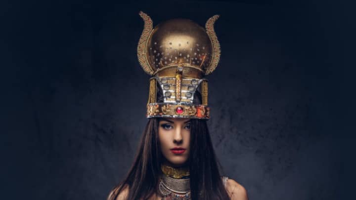 আজ থেকে প্রায় ৬০০০ বছর আগে মেকআপ-এর সূচনা। প্রাচীন মিশরে মেকআপ-এর চল ছিল। সেখানে আভিজাত্যের প্রতীক ছিল মেকআপ। ঈশ্বরকে তুষ্ট করার উপায় হিসেবেও গণ্য হতো।