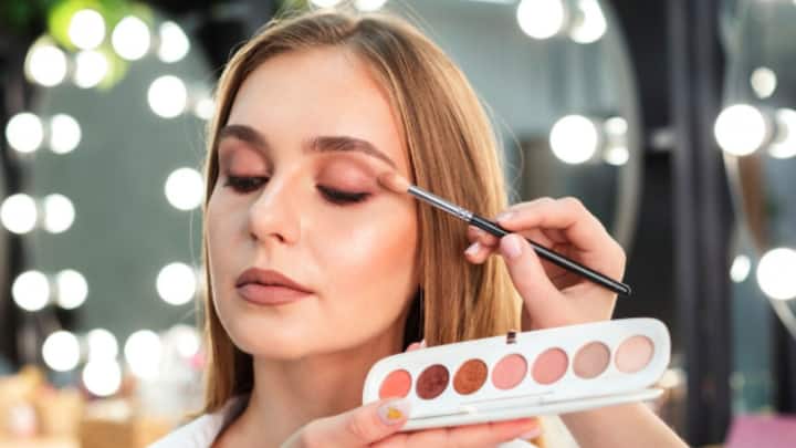 মেকআপ নিয়ে প্রাচীন রোমের দৃষ্টিভঙ্গি ছিল রক্ষণশীল। মেকআপ-কে নৈতিকতা, মানবিকতার পরিপন্থী বলে মনে করা হতো। শারীরিক সৌন্দর্যকে অস্বীকার না করলেও, সৌন্দর্যের বিচার হতো নৈতিকতার নিরিখে। তা সত্ত্বেও বহু মানুষ মেকআপ ব্যবহার করতেন। মেকআপ নিয়ে একই মানসিকতা ছিল প্রাচীন গ্রিসের।