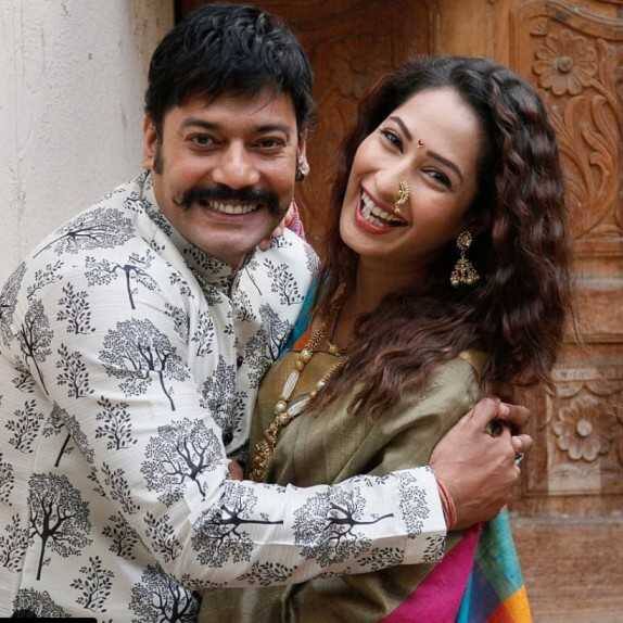 प्रियाने ‘या सुखानो या’ मालिकेतून छोट्या पडद्यावर पदार्पण केलं होतं. त्यानंतर तिने अनेक मराठी मालिकांबरोबरच हिंदी मालिकांमध्येही दमदार कामगिरी केली. ‘पवित्र रिश्ता’ या मालिकेतून तिने घराघरात लोकप्रियता मिळवली.