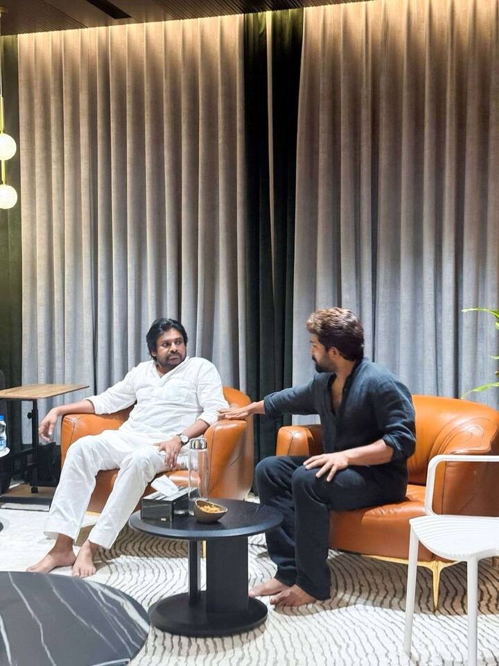 అల్లు అరవింద్ తల్లి అల్లు కనకరత్నమ్మ శనివారం కన్నుమూసిన సంగతి తెలిసిందే. ఈ క్రమంలో అల్లు ఫ్యామిలీని కలిసి వారిని పరామర్శించారు. అల్లు అర్జున్‌కు ధైర్యం చెప్పారు.