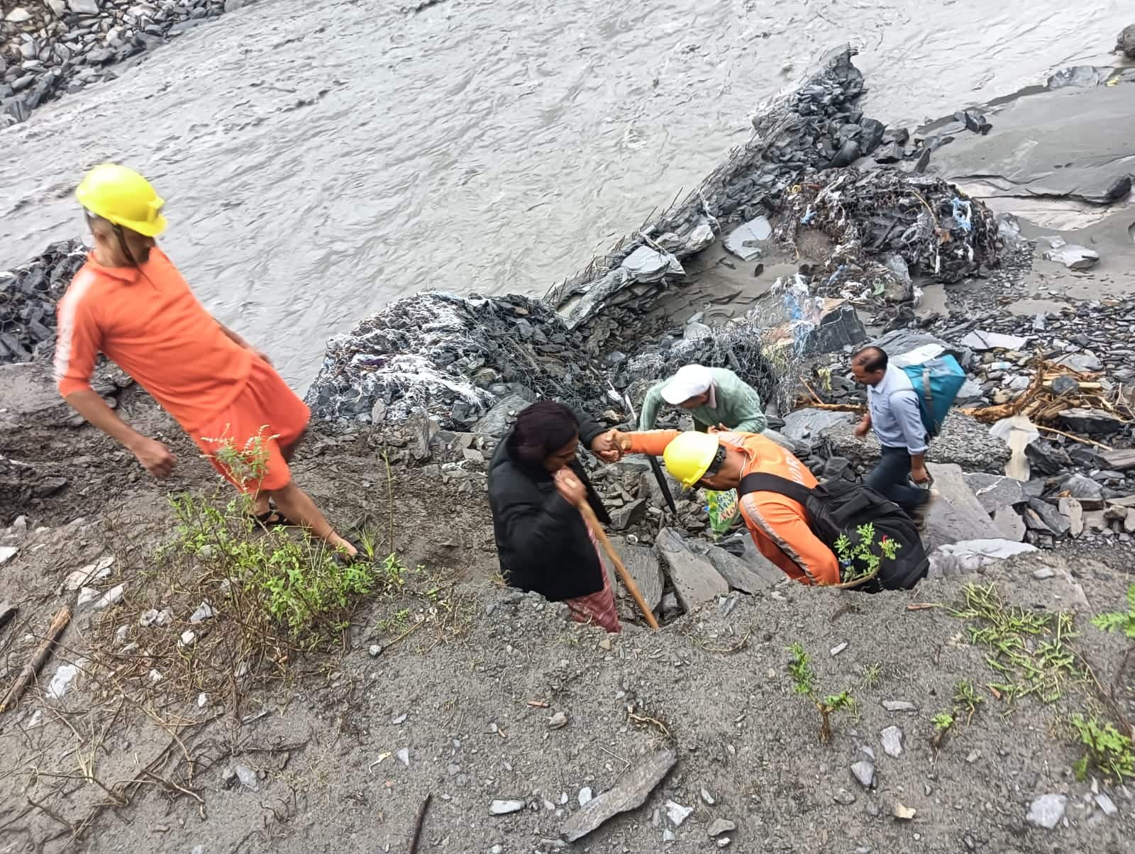 Himachal Disaster: Barapa Kudrat havoc in Himachal! Clouds burst 5 places, how were thousands of devotees were taken out in crisis?