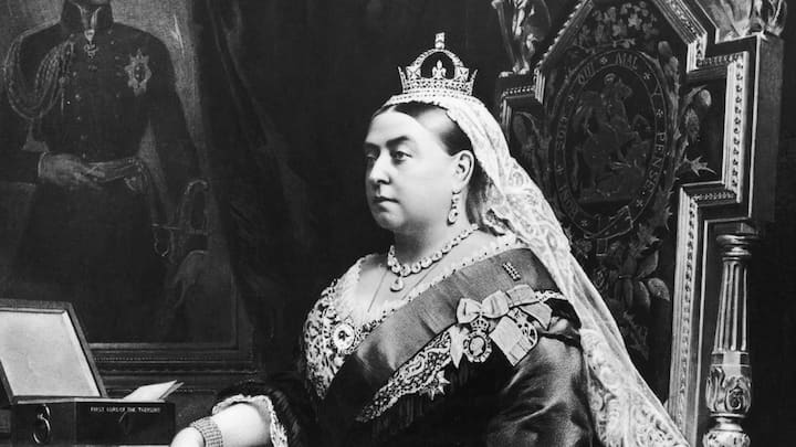 ১৯ শতকের মাঝামাঝি সময়ে ব্রিটেনের রানি ভিক্টোরিয়া মেকআপ-এর বিরোধিতা করেন। মেকআপ-কে তিনি ‘উগ্র’ আখ্যা দেন। ফলে মেকআপ-এর ব্যবহার কমে যায়। যদিও গোপনে মেকআপ ব্যবহারের চল ছিল।