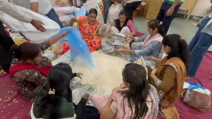 मोठ्या संख्येने बारामतीकरांनी मुंबईकडे शिदोरी पाठवण्याचा निर्धार केला आहे. याच्यामध्ये भाकरी, चटणी, ठेचा तसेच पाण्याच्या बाटल्या देखील देणार असल्याचं बारामतीकरांनी सांगितलं