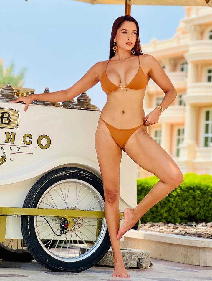 પૂજા ભાલેકરની ફિલ્મી કારકિર્દીની શરૂઆત બોલિવૂડના જાણીતા નિર્દેશક રામ ગોપાલ વર્મા સાથે થઈ હતી. રામ ગોપાલ વર્માએ બ્રુસ લીને શ્રદ્ધાંજલિ આપવા માટે બનાવેલી ફિલ્મ 'લડકી'માં પૂજાએ મુખ્ય ભૂમિકા ભજવી હતી.