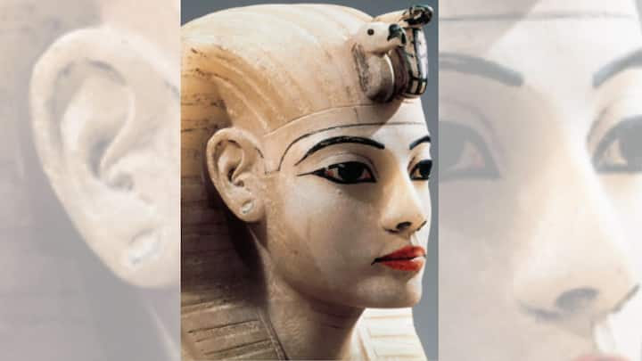 খ্রিস্টপূর্ব ৪০০০ সালেও মেকআপ-এর চল ছিল। সেই সময়কার শিল্পকর্মে তাই নারী-পুরুষ, উভয়ের চোখেই মোটা আই-লাইনার চোখে পড়ে। পাওডার মাখার চলও ছিল। মহিলারা চোখের উপর সবুজ আইশ্যাডো-ও লাগাতেন, যার মাধ্যমে সূর্যের দেবতা Re/Ra এবং আকাশের দেবতা Horus-এর প্রতি আনুগত্য প্রকাশ করা হতো।