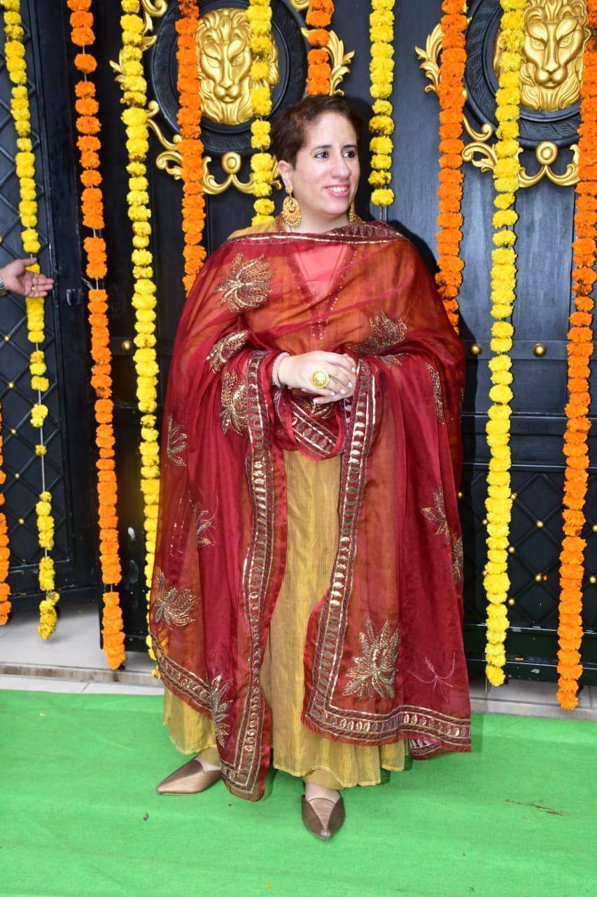 Filmmaker Guneet Monga Ganesh reached Ekta Kapoor's house to celebrate the festival. Which appeared in a traditional avatar.