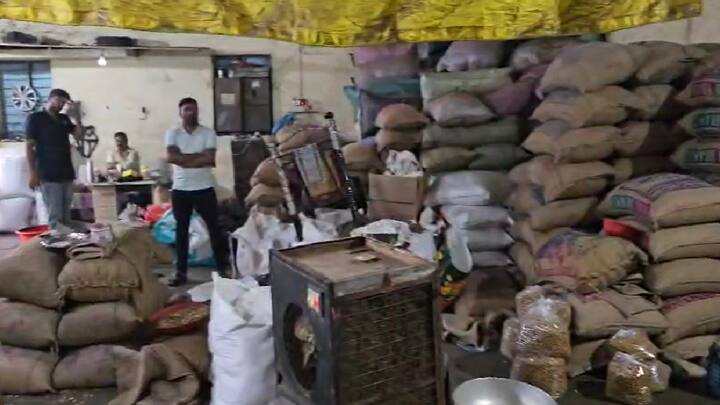 आंदोलकांना निदान दोन वेळचे जेवण मिळावे. यासाठी बीडकरांनी पुढाकार घेतला आहे. बीडच्या गांधनवाडी, पांढरवाडी, सकुंडवाडी, उंडेवाडी, कोतन, खलाटवाडी या गावांतून 30 ते 35 हजार भाकऱ्या, चटणी, ठेचा आणि लोणच्याची शिदोरी मुंबईला रवाना करण्यात आली आहे.