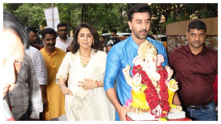 Ranbir Kapoor Leads Ganpati Visarjan In Mumbai With Mother Neetu Kapoor. Watch Ranbir Kapoor Leads Ganpati Visarjan In Mumbai With Mother Neetu Kapoor. Watch