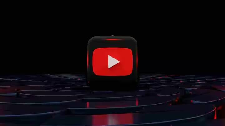 आज के समय में YouTube न सिर्फ़ एक मनोरंजन प्लेटफ़ॉर्म है, बल्कि कमाई का एक बड़ा ज़रिया भी बन गया है। लाखों लोग YouTube पर वीडियो बनाकर न सिर्फ़ अपनी पहचान बना रहे हैं, बल्कि हर महीने लाखों रुपये भी कमा रहे हैं। अगर आप भी सोच रहे हैं कि YouTube से पैसे कैसे कमाएँ, तो सही रणनीति और कुछ आसान टिप्स अपनाकर आप भी इस डिजिटल प्लेटफ़ॉर्म से अच्छी-खासी कमाई कर सकते हैं।