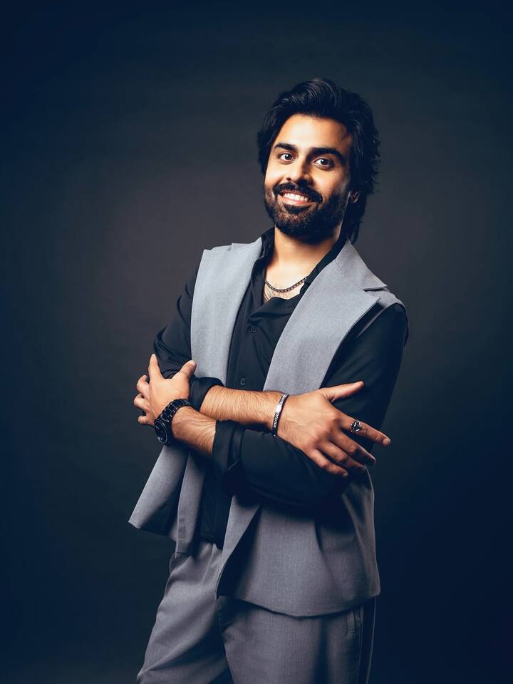 एक्टिंग के प्रति जुनून और अपनी मेहनत से उन्होंने एंटरटेनमेंट इंडस्ट्री में इतिहास रच दिया है. अपने किरदारों के जरिए जितेंद्र कुमार ने ऑडियंस के दिल में अपनी जगह बनाई है. भले उनकी सफलता की जर्नी आसान नहीं रही लेकिन आज वो ओटीटी के बादशाह बन चुके हैं.