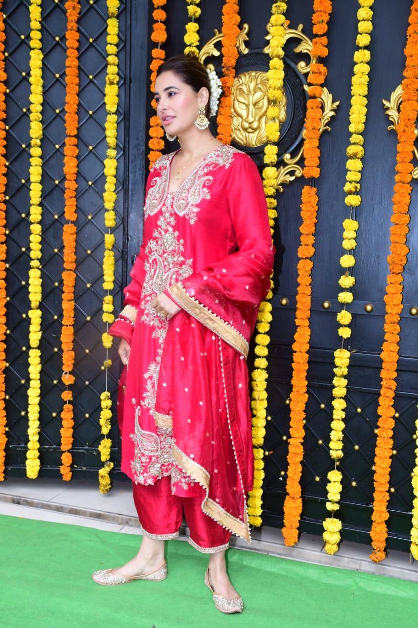 Nargis wore a pink color suit. He completed his look by wearing glossy makeup, gajra in hair and heavy earrings.