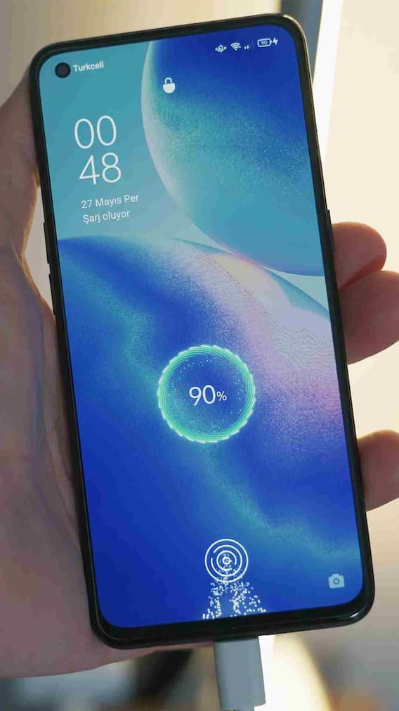 क्या फास्ट चार्जर स्मार्टफोन के लिए होता है घातक? जानें पूरी सच्चाई