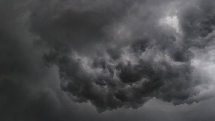 দুর্যোগে এখনও যবনিকা পড়েনি। রাজ্যের ২৩ জেলায় হলুদ-কমলা সতর্কতা জারি করেছে IMD. হাওয়া অফিস জানিয়েছে, দক্ষিণবঙ্গের ১৫ জেলায় বজ্রবিদ্যুৎ-সহ বর্ষণের পূর্বাভাস।