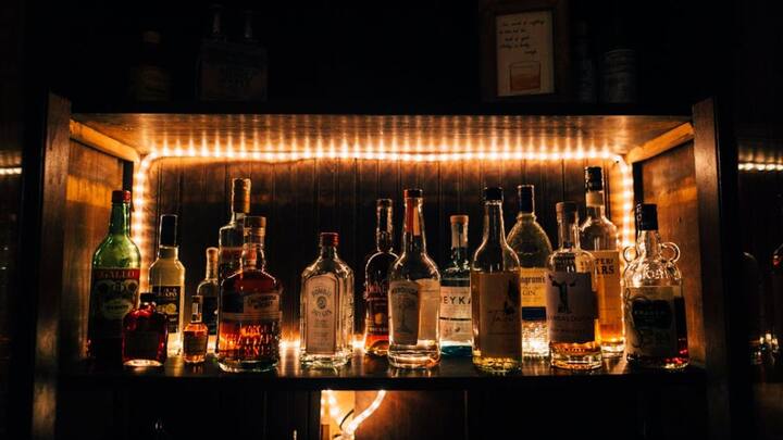 ఒక ప్రీమియం బ్రాండ్ మద్యం బాటిల్ ఫ్యాక్టరీ ధర 200 రూపాయలు అనుకోండి. దీనిపై రాష్ట్ర ప్రభుత్వం వివిధ పన్నులు విధిస్తుంది.