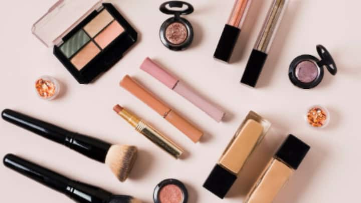 সাজসজ্জা কারও হাতে শিল্প হয়ে ওঠে। কেউ আবার একেবারেই অজ্ঞ। কিন্তু প্রসাধনী বা মেকআপের সঙ্গে আমরা সকলেই ওয়াকিবহাল। বাজার বুঝে তাই মেকআপ নিয়ে ব্যবসায় নেমেছেন তাবড় তারকা।