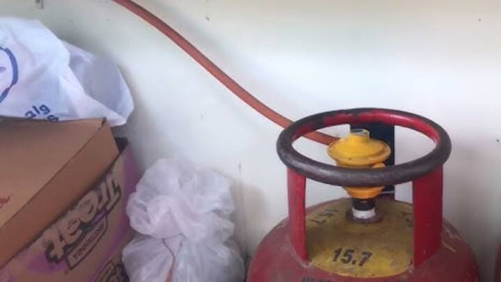 जैसे ही शक हो कि सिलेंडर से गैस लीक हो रही है. तुरंत रेगुलेटर को बंद कर दें. इससे गैस का बहाव रुक जाएगा और खतरा काफी हद तक कम हो जाएगा. रेगुलेटर बंद करने के बाद पाइप और कनेक्शन भी चेक करें कहीं उसमें कोई क्रैक या ढीलापन तो नहीं है. अगर आग लग जाए तो इमरजेंसी नंबर पर कॉल करें.