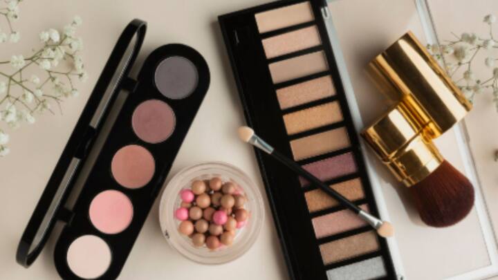 মেকআপ নয়, চেহারার স্বাভাবিক সৌন্দর্যই গুরুত্ব পেত প্রাচীন রোমে।  সেই সময়কার কবিতা, নাটকে মেকআপ ব্যবহারকারীদের ব্যঙ্গ-বিদ্রুপও করা হয়।