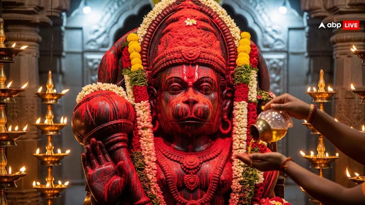 श्रीराम नवमी के दिन घर के पास स्थित किसी भी हनुमान जी के मंदिर में उन्हें सिंदूर और चमेली का तेल अर्पित करें. ऐसा करने से सभी तरह की मनोकामनाएं पूरी होती है. इसके साथ ही हनुमान जी अपने भक्तों से काफी प्रसन्न भी होते हैं.