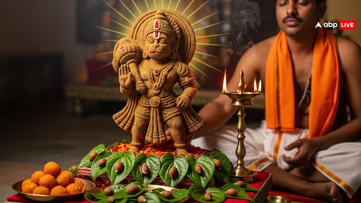 मंगलवार के दिन तेल, बेसन और उड़द के आटे से बनाई हुई हनुमान जी की प्रतिमा का प्राण प्रतिष्ठा कर घी का दीपक जलाएं और विधिवत उनकी पूजा करने के बाद लड्डू का भोग लगाएं. इसके बाद 27 पान के पत्ते और सुपारी आदि लेकर पान का बीड़ा बनाकर हनुमान जी को अर्पित करें. इसके बाद नमो भगवते आंजनेयाय महाबलाय स्वाहा मंत्र का जाप करें. इसके बाद आरती, स्तुति करने के बाद इस मूर्ति को विसर्जित कर दें. इसके बाद ब्राह्मणों को भोजन कराकर दान दक्षिणा दें और सम्मान के साथ विदा करें.