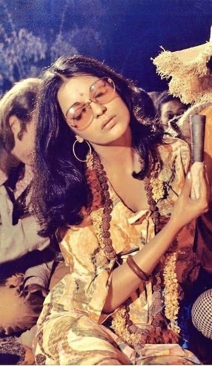 Talk about Zeenat Aman, he has always surprised people with his style and fashion. In the era of 70, she won the hearts of everyone with her fashion and glamor in the Hindi film industry and is still inspiring people today. His film 'Hare Rama Hare Krishna' was released in 1971 and his style and look in his song 'Dum Maro Dum' in this film still remember people even today and the audience still does not get tired of praising it. His character in this film is still remembered and it is considered one of the successful films of that era.