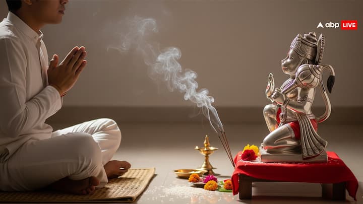 यदि आप जीवन में किसी भी तरह के संकट का सामना कर रहे हैं तो विधि-विधान से ऊं नमो हनुमते रुद्रावताराय सर्वशत्रुसंहारणाय सर्वरोग हराय सर्ववशीकरणाय रामदूताय स्वाहा। मंत्र का जाप करना चाहिए. इस मंत्र का जाप करने से पहले सर्वप्रथम स्नान आदि नित्य कर्म से निवृत्त होकर साफ कपड़े पहन लें. इसके बाद माता-पिता, गुरु, इष्ट व कुल देवता को नमन करके कुश पर बैठे. इसके बाद पारद हनुमान जी की प्रतिमा के सामने मंत्र का जाप करें.