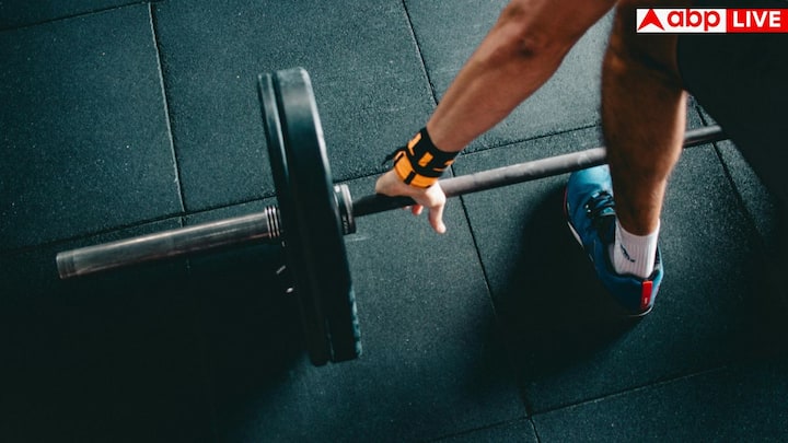 स्क्वाट करने से लेग मसल्स और लोअर बॉडी की फिटनेस पता चलती है. 1 मिनट में सही स्क्वाट्स की संख्या से आपकी लेग स्ट्रेंथ का अंदाज़ा लगेगा.