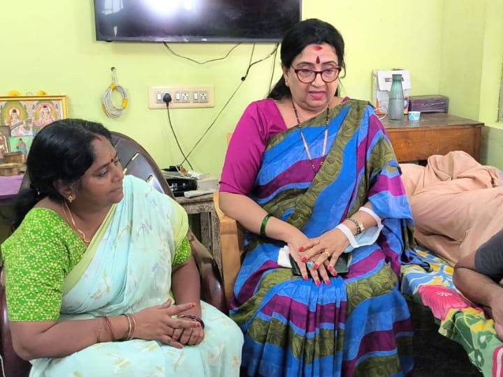 புகழூர் குடிநீர் பிரச்சனை: நடிகை அம்பிகா பாதிக்கப்பட்டவர்களை சந்தித்து ஆறுதல்