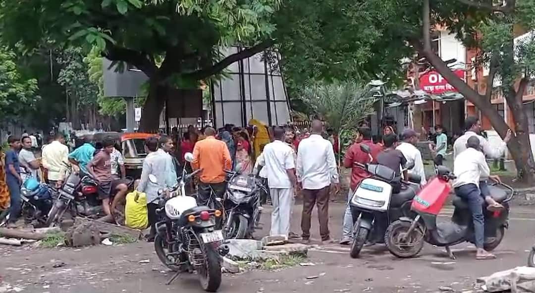 Solapur News Five members of the same family found unconscious and foaming at the mouth Two die tragically shocking incident in Solapur marathi news Solapur News : एकाच कुटुंबातील पाच जणांच्या तोंडाला फेस अन् बेशुद्ध अवस्थेत आढळल्याने खळबळ; दोन चिमुकल्यांचा दुर्दैवी मृत्यू, सोलापुरातील घटना