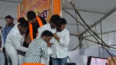 मनोज जरांगे पाटलांची तब्येत ढासळली, 4 थ्या दिवशी अंगात त्राण नाही; दोन्ही हातांनी धरुन स्टेजवर आणलं