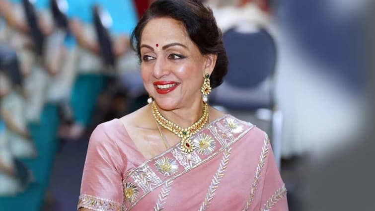 हेमा मालिनी ने उधर बेची करोड़ों की प्रॉपर्टी, इधर घर ले आईं इतनी महंगी गाड़ी