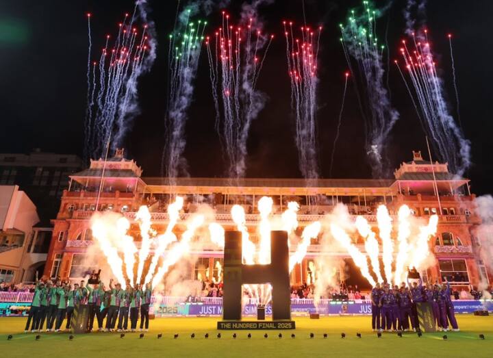 अंतिम फेरीत ट्रेंट रॉकेट्सचा पराभव करून ओव्हल इनव्हिन्सिबल्सने जेतेपदाची हॅटट्रिक केली आहे.