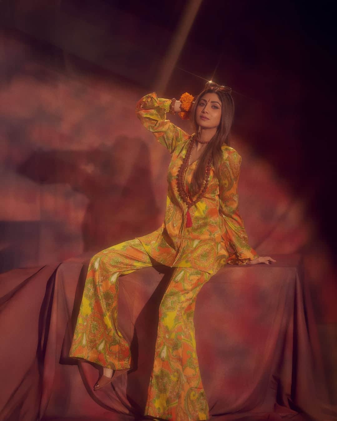 Shilpa Shetty is seen impressing fans with her unique style and fashion sense every time. But now he has posted something that is now being discussed everywhere. With these pictures, he has given a tribute to Diva Zeenat Aman of Hindi cinema in a special way.