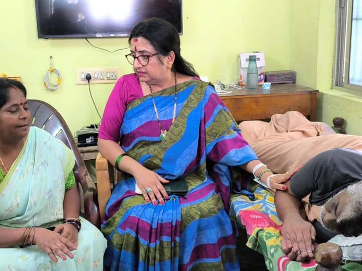 புகழூர் குடிநீர் பிரச்சனை: நடிகை அம்பிகா பாதிக்கப்பட்டவர்களை சந்தித்து ஆறுதல்