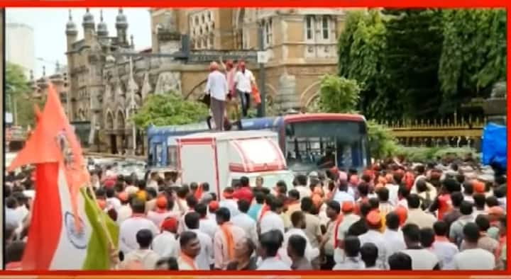 दरम्यान, सीएसएमटी स्थानकाबाहेर मराठा आंदोलकांची गर्दी लक्षात घेता मुंबई वाहतूक पोलिसांनी वाहतूक मार्गात बदल करण्याचा निर्णय घेतला आहे. तर राज्यभरातून आंदोलकांची मदतीचा ओघ पुरवली जातेय.